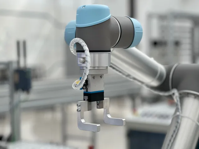 Close-up of a robotic arm in a modern industrial environment, highlighting technology. Ein Verzeichnis produktiver Workflows führen
